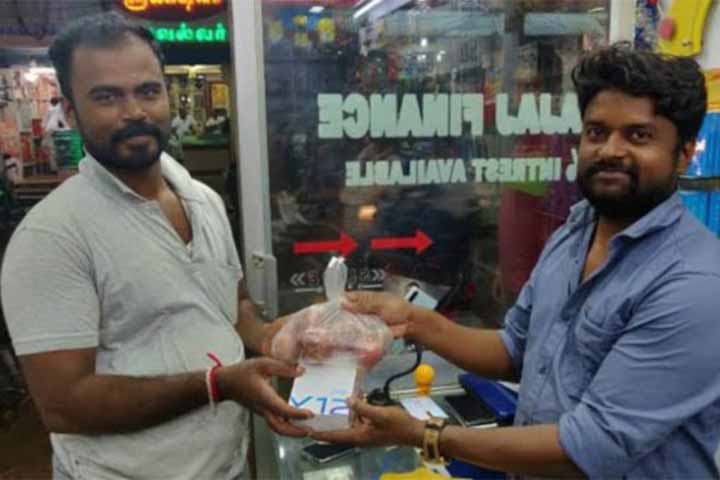 A Tamil Nadu shop owner is giving free onion for buying a smartphone