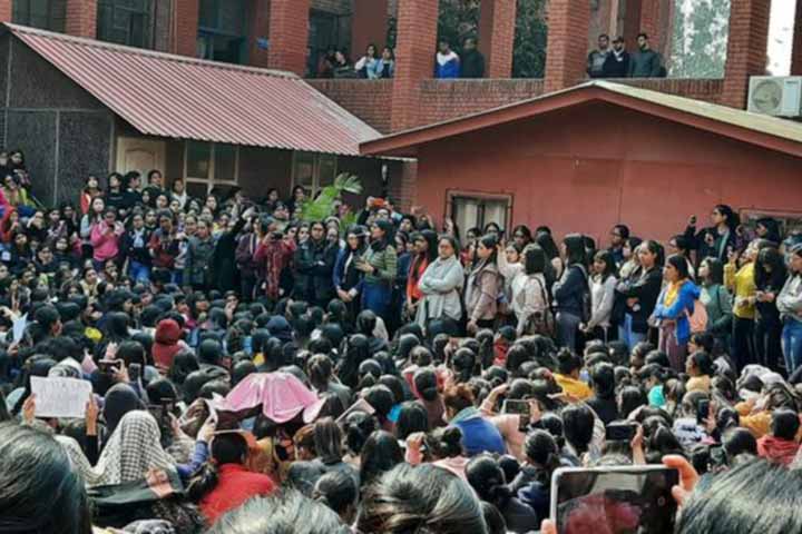 girls sexually harassed in Delhi's college festival