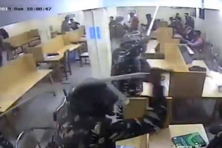 video shows delhi police attacking the students in the library of jamia milia