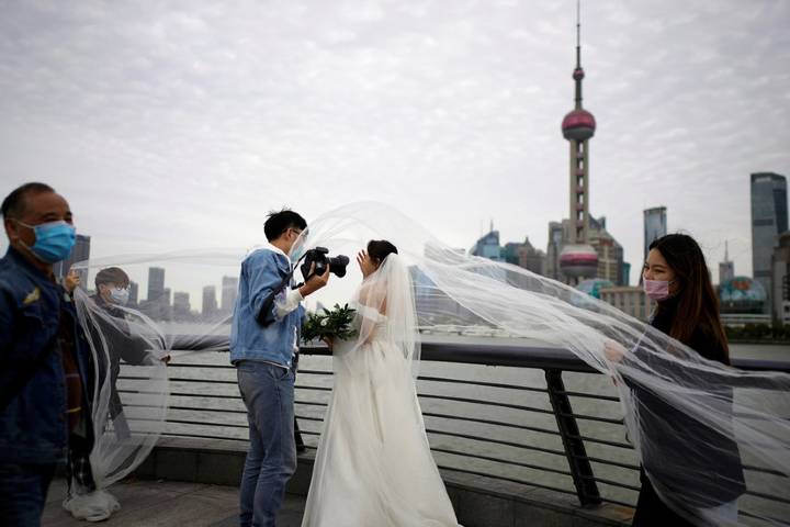Wuhan couples BOMBARD marriage application app as coronavirus lockdown is lifted