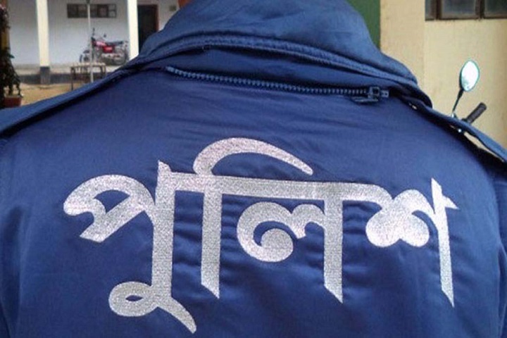 Thirteen policemen, including the OC of a police station in Chittagong, were attacked by Corona