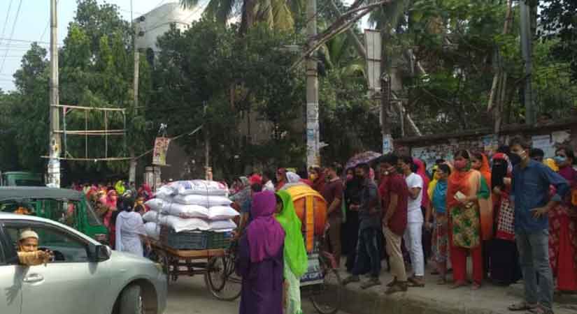 Road blockade of workers in the capital Mirpur demanding bonus
