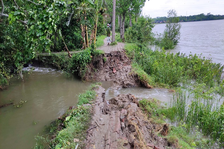 Ampan Several villages flooded collapse dam