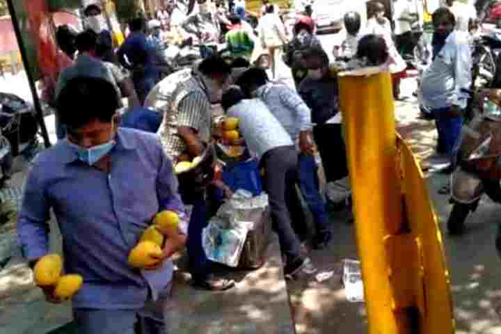 Delhi Crowd Loots Mangoes From Street Vendor