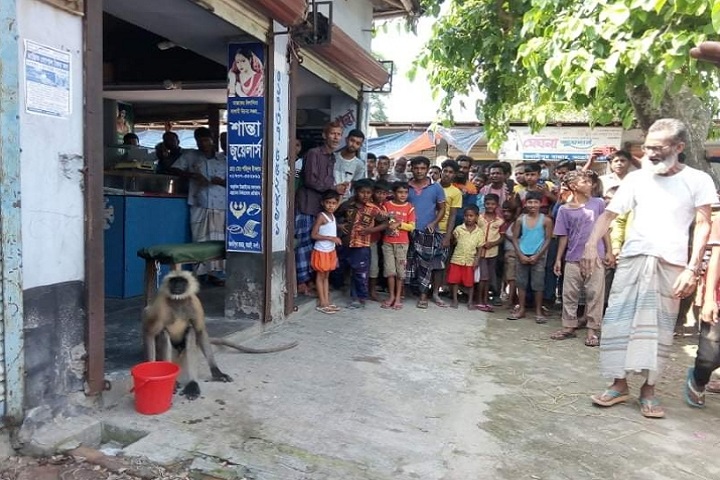 Hanuman Atrai locality crowd of curious people