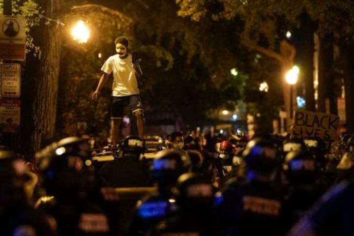 Many citis in US took streets defying curfew