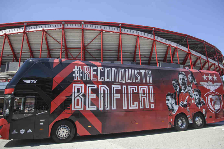 Benfica's team injured two in the bus attack