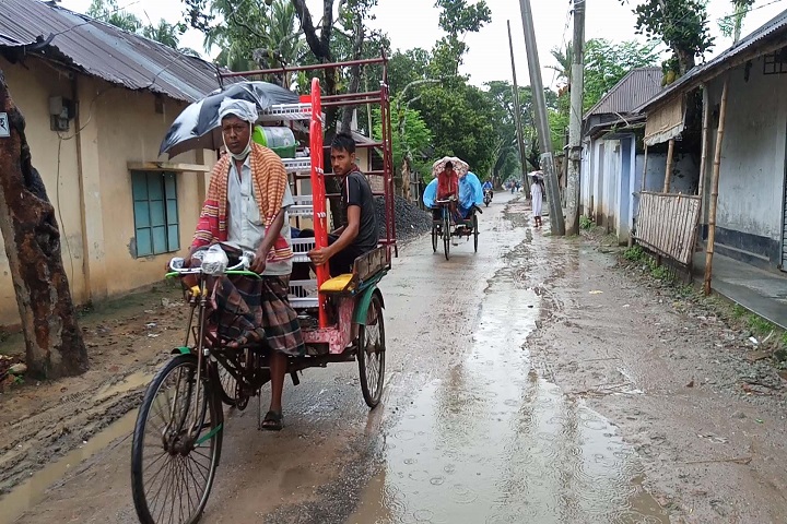 Ordinary people have been suffering due to sudden drizzle in Dinajpur.