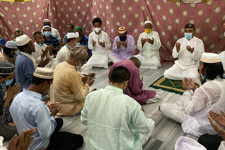 Mashrafe prays for his recovery at Shahjalal (Rah.) Dargah Mosque