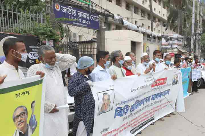 Human chain of bidi workers in front of NBR