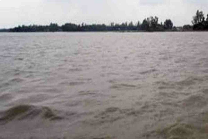 The water level of Jamuna river continues to rise in Sirajganj