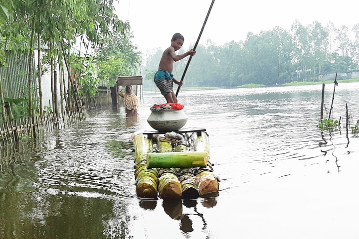 The flood situation in Kurigram is further deteriorating