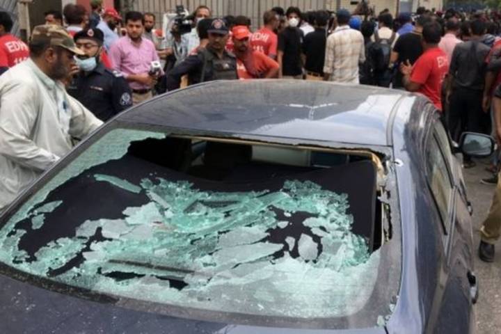 'Gunmen killed' in raid on stock exchange in Karachi