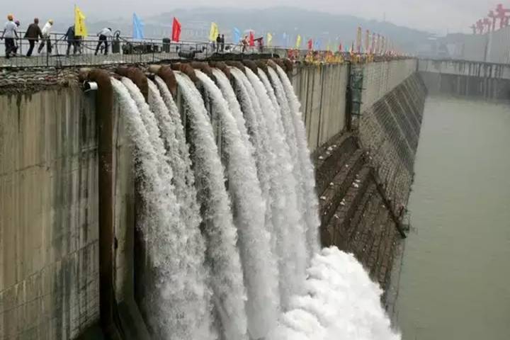 worlds largest dam in danger of collapse amid historic floods 400 million people at risk in china