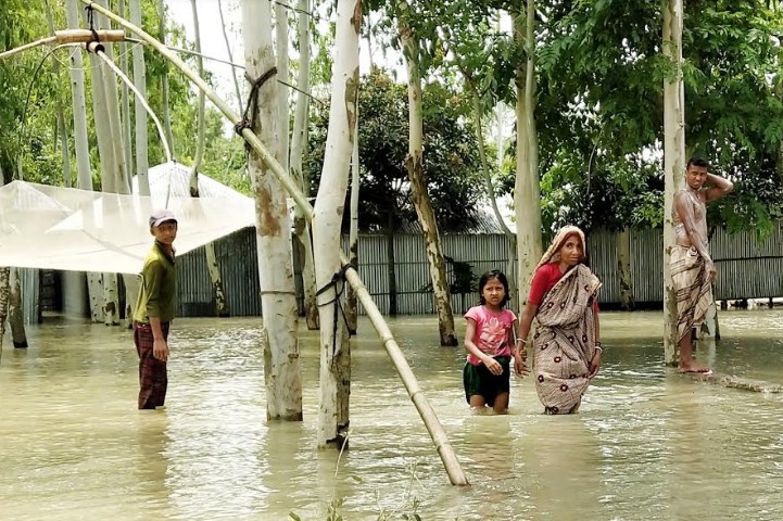 The water of Dharla river is rising again in Kurigram, misery is increasing