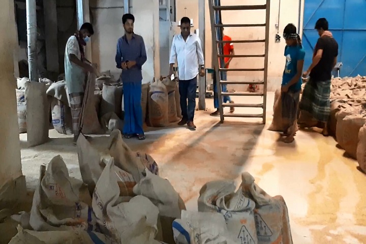Food warehouse officials taking rice paid bribe
