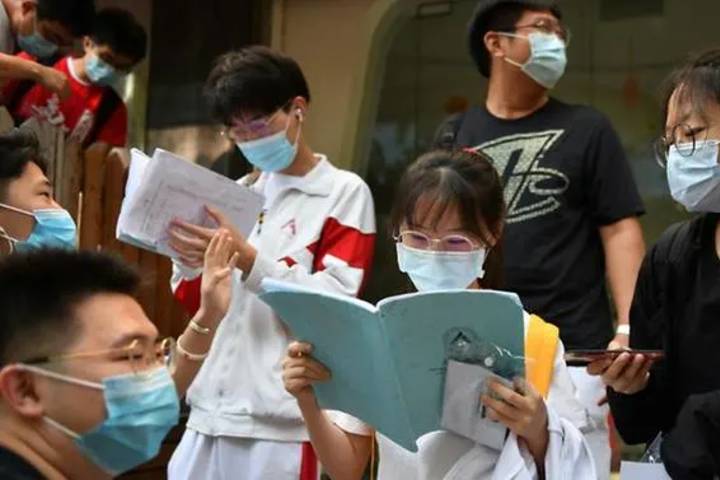 Chinese students take college exam after COVID-19 delay