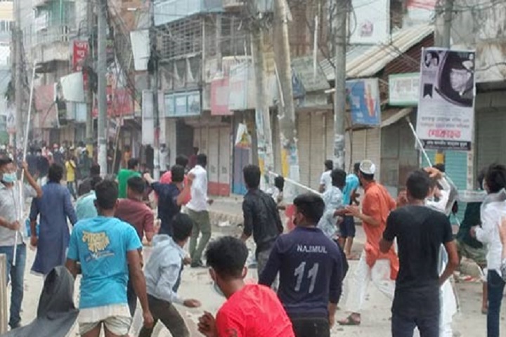 Clashes between two factions of Chhatra League in Sirajgani