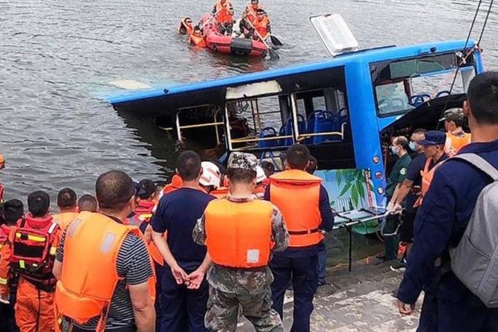 21 killed as bus plunges into lake in China