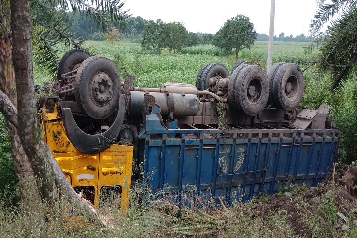 A young man died when trolley carrying bamboo overturned Natore