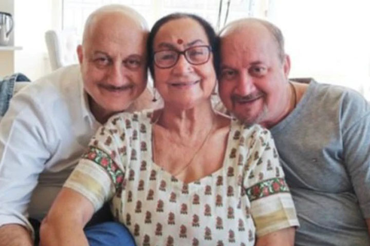 Anupam Kher's mother and brother affected by corona