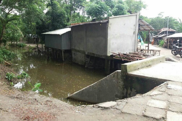 Construction of buildings by occupying culverts in Barguna, about 10,000 farmers in distress