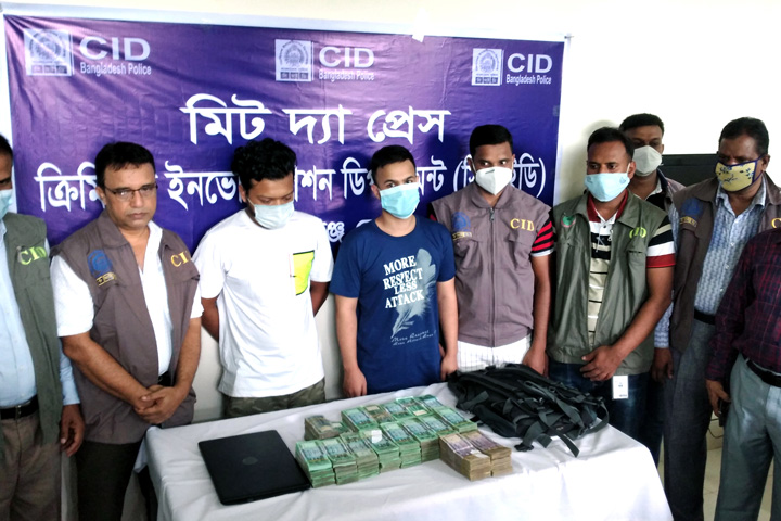The trainee officer looted crores of rupees from the bank