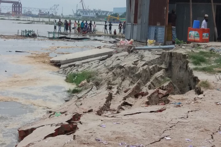 Breaking at Shimulia wharf, ferry running in limited size