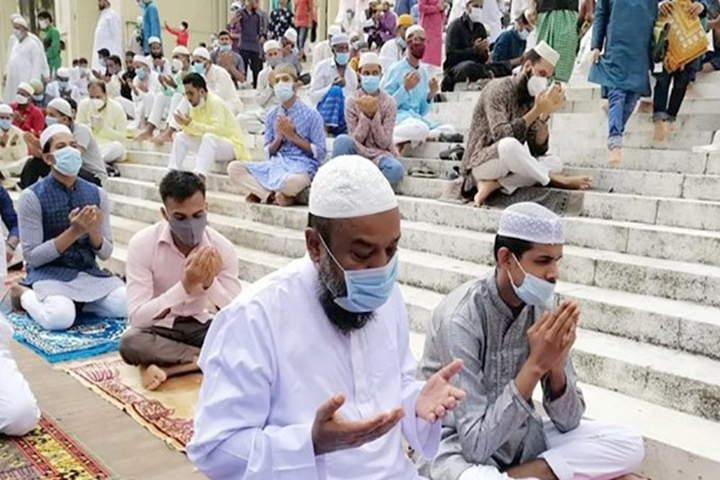 Prayers for liberation from Corona in Eid Jamaat