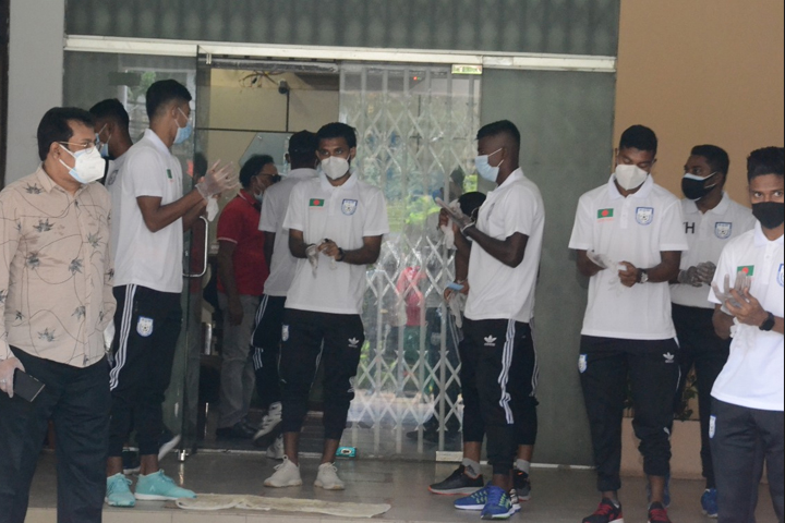 Corona test of 13 footballers affected 4