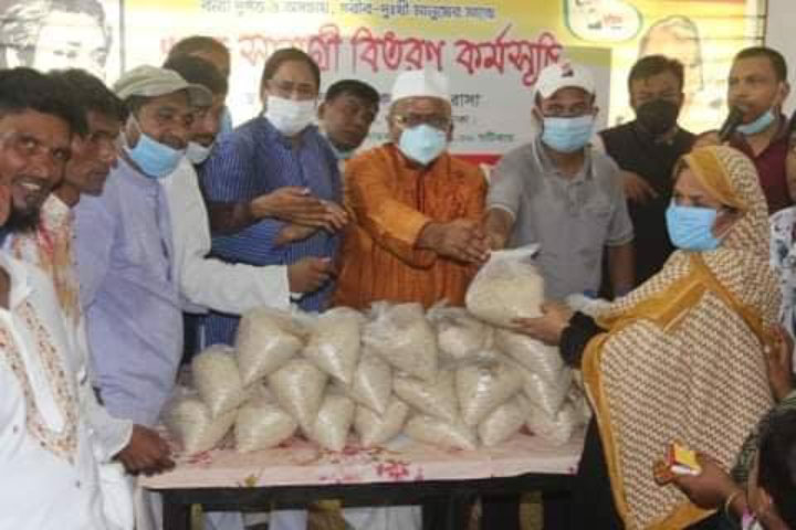 Bangabandhu Parishad gave relief to the flood affected people