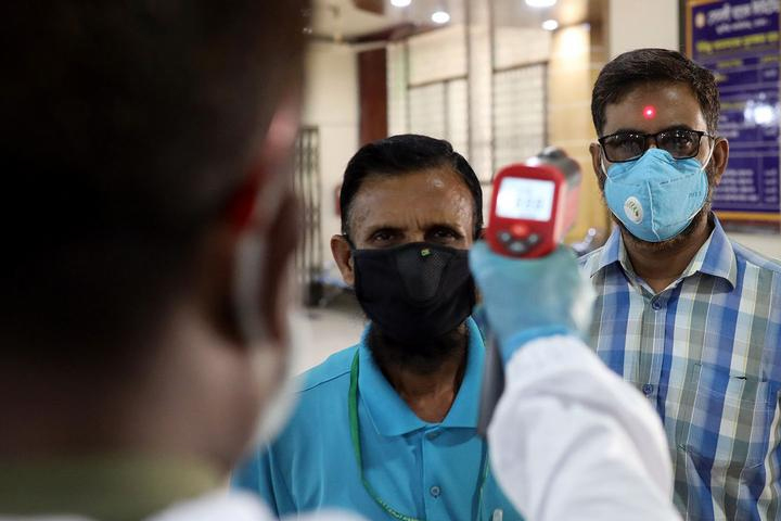 The total number of infected people in the South American country is 2 lakh 8 thousand 84 people