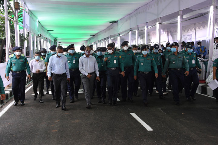 Police inspection at Dhanmondi 32