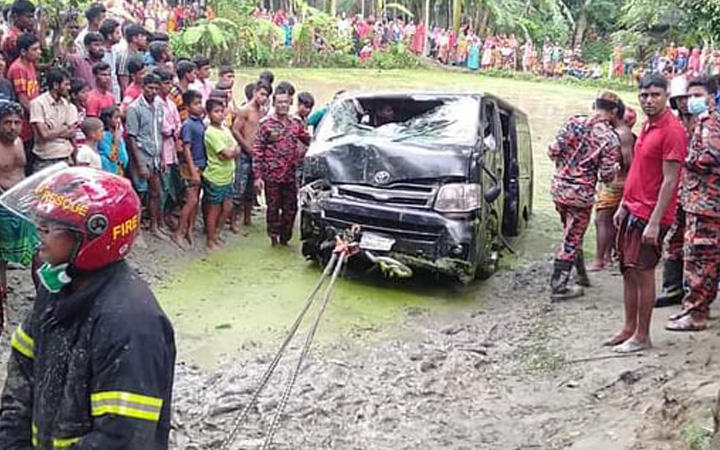 The microbus lost control in the bamboo area of ​​Mymensingh's Phulpur upazila