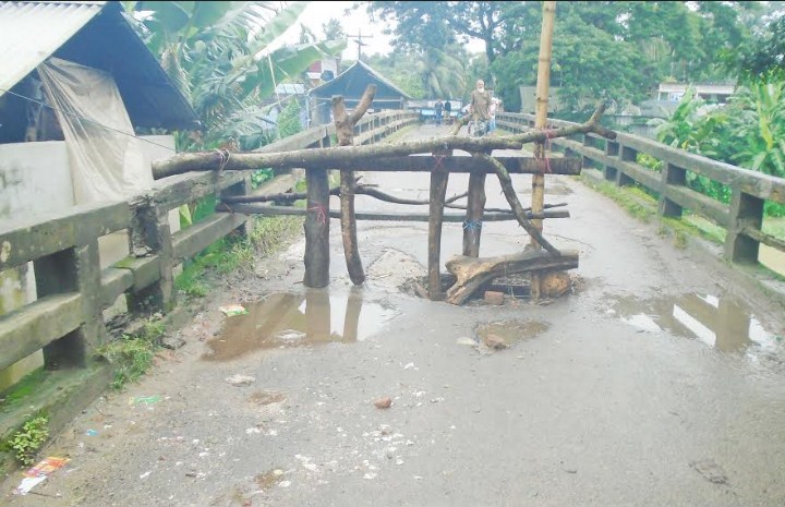 The road communication was cut off after the bridge collapsed in Kalia