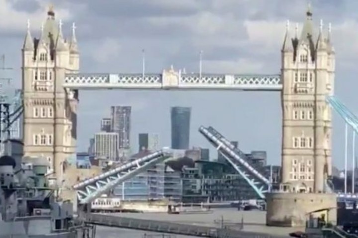 Tower Bridge stuck open, causing traffic chaos