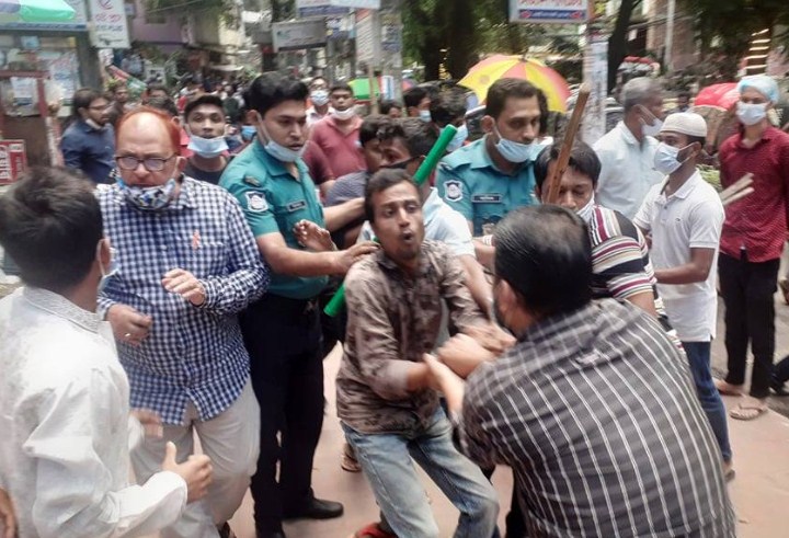 In Muktijoddha Sangsad Sontan Command's human chain attack in Chittagong, 10 injured