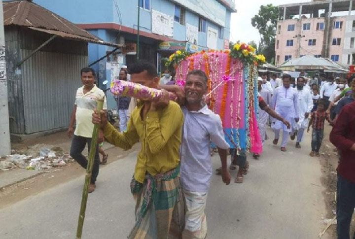 The villagers were surprised to come to get married in a palanquin