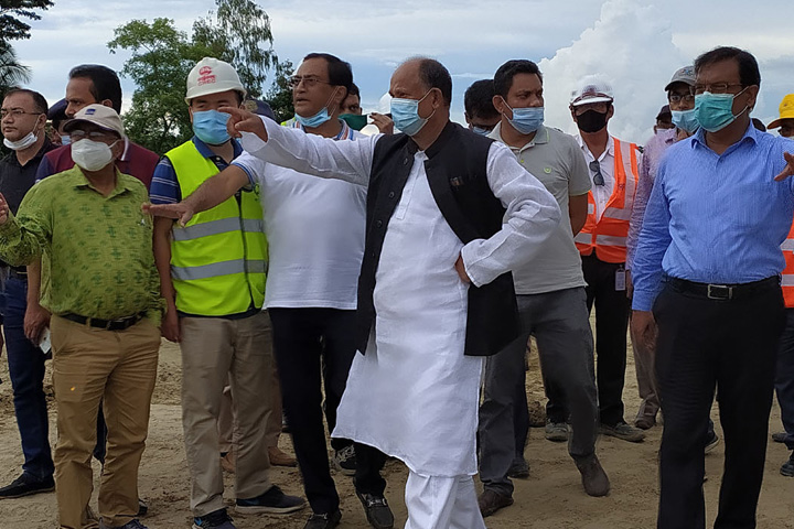 Railway Minister Nurul Islam Sujan during the visit