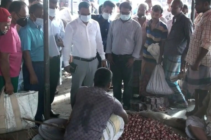 Three traders fined for not posting price list of onions