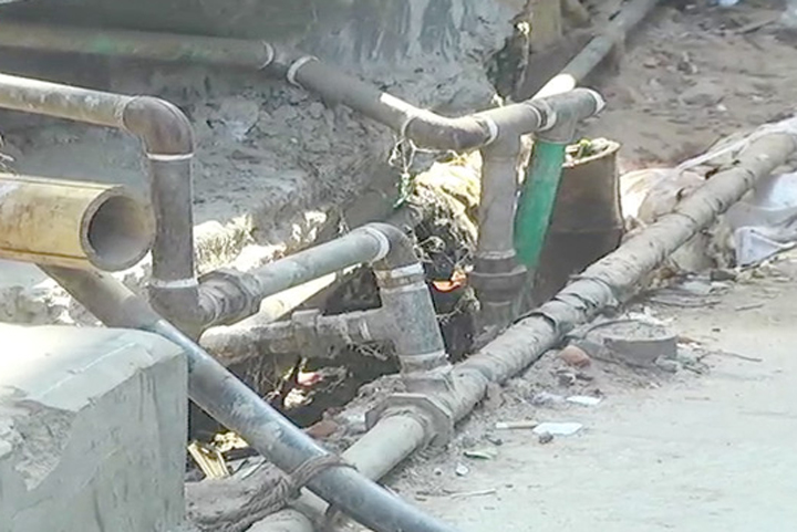 Scattering of illegal gas lines in Mirpur, fear of big accident