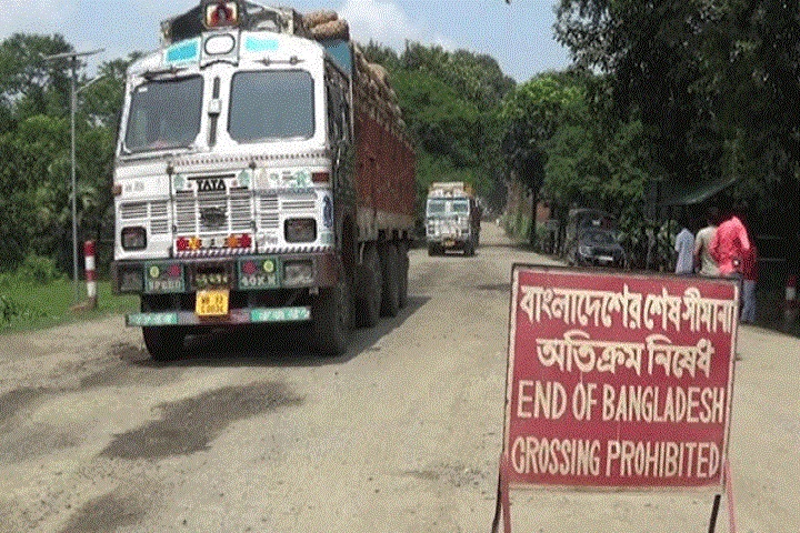 400 trucks loaded with onions pass through Sonamasjid land port in Chapainawabganj