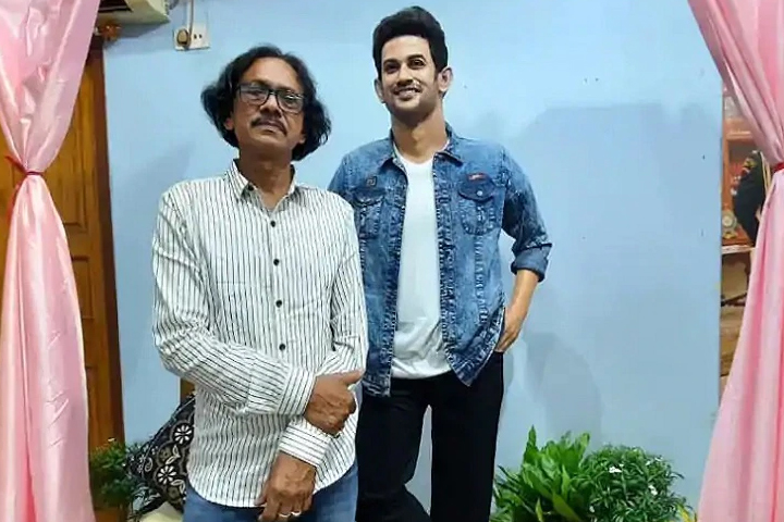 Artist Sushant Singh with a statue of Sushant Singh Rajput