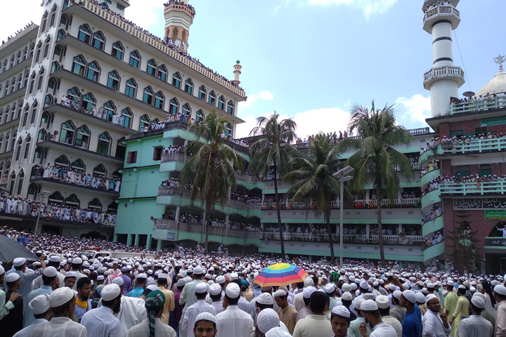 Millions of people attended the janaza of Allama Shafi