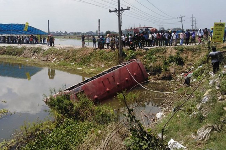 Savar passenger bus loses control, falls into ditch, 15 injured