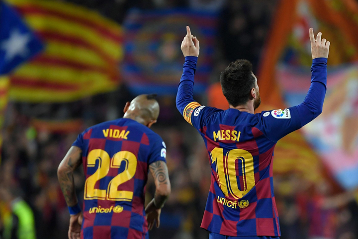 Messi say goodbye to Arturo Vidal