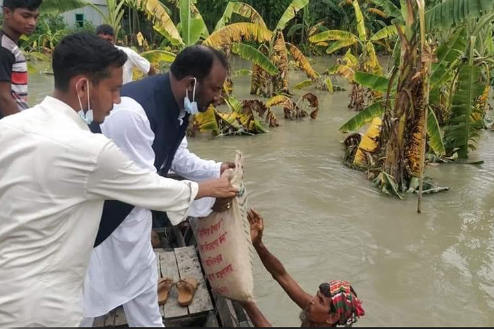 Tanvir Hasan Chhota Monir is providing relief to the flood victims