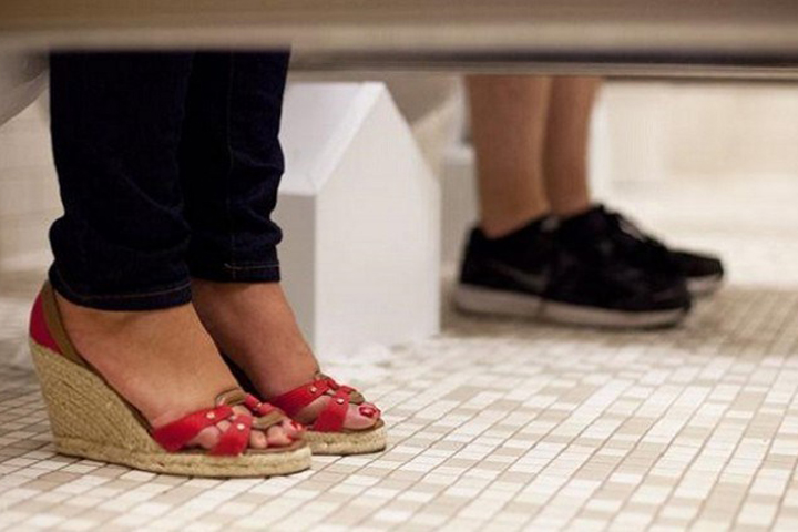 Prisoner for peeking into a teenager's bathroom