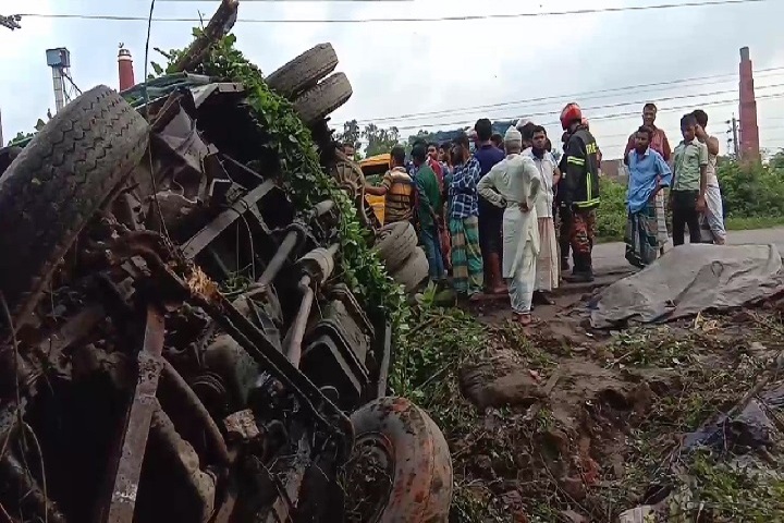 30 injured when, bus falls into ditch, rtv news