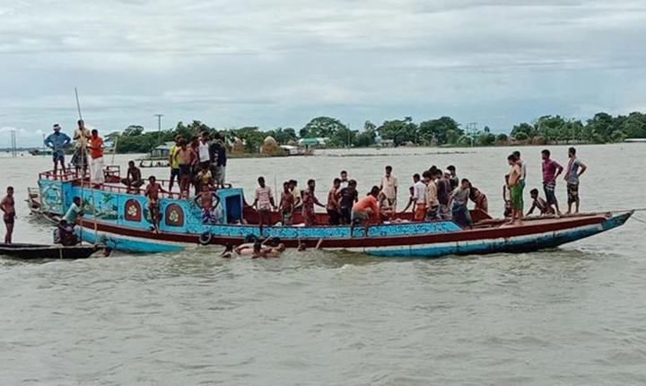Boat sinks with 15 passengers in Padma, 2 missing